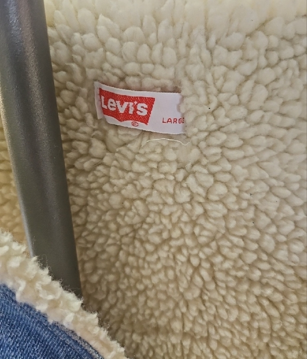 Vintage Levis Denim Sherpa-Lined Vest in Light Blue - Picture 2 of 5